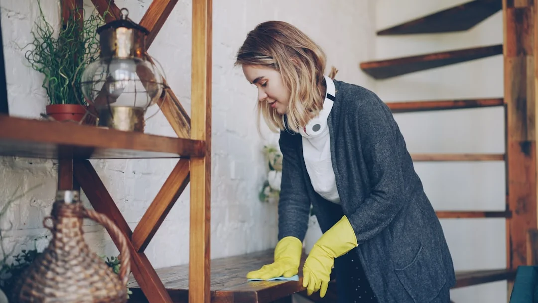 Un couple emballe des meubles dans un appartement lumineux, en train de préparer un déménagement.